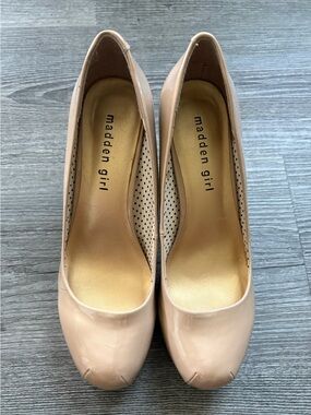 Madden Girl Nude Patent Leather Round-Toe Pumps. Size 7.5